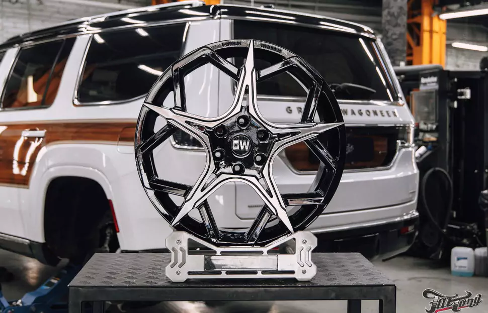 Фирменный шиномонтаж с адаптацией и балансировкой на стендах Hunter для Jeep Grand Wagoneer. Собираем новый комплект!